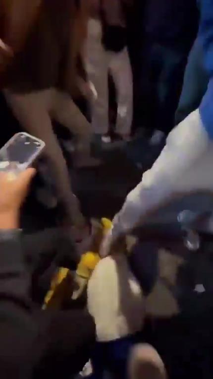 驚！尼克斯大勝步行者后，哈利伯頓遭主場(chǎng)球迷群毆