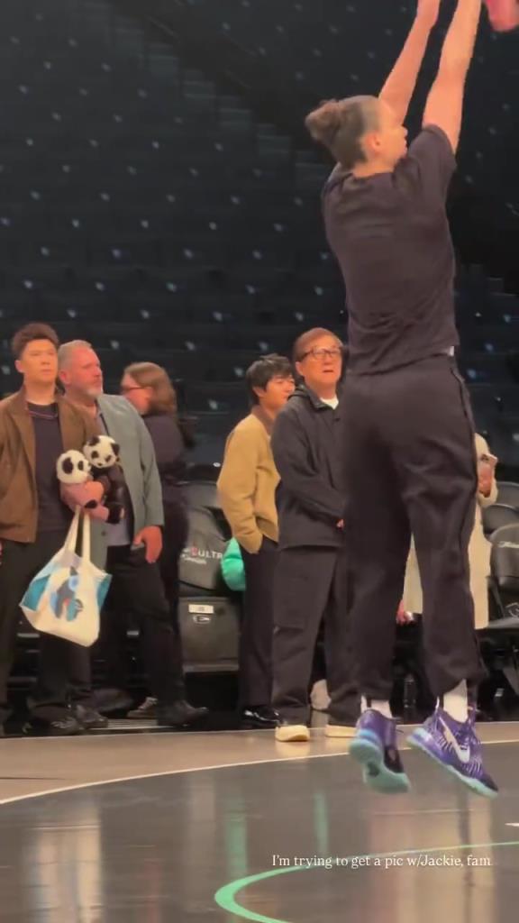 71歲成龍現(xiàn)身巴克萊中心看女籃比賽：她們投籃怎么那么準！??！